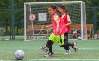 国外小女孩踢足球吗，国外小女孩踢足球吗视频